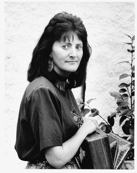 N&oacute;ir&iacute;n N&iacute; Riain